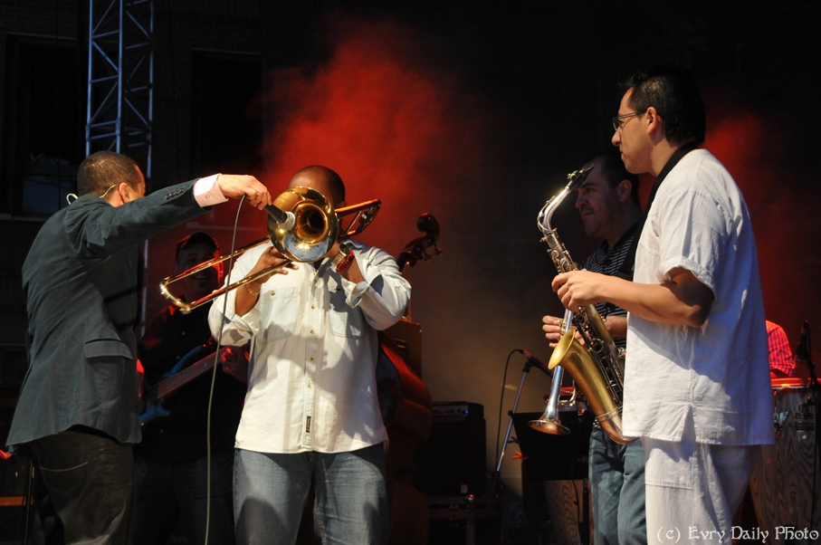 Evry Daily Photo - Fete de la Musique Evry 2010 - Yuri Buenaventura - large - 4735628973.jpg